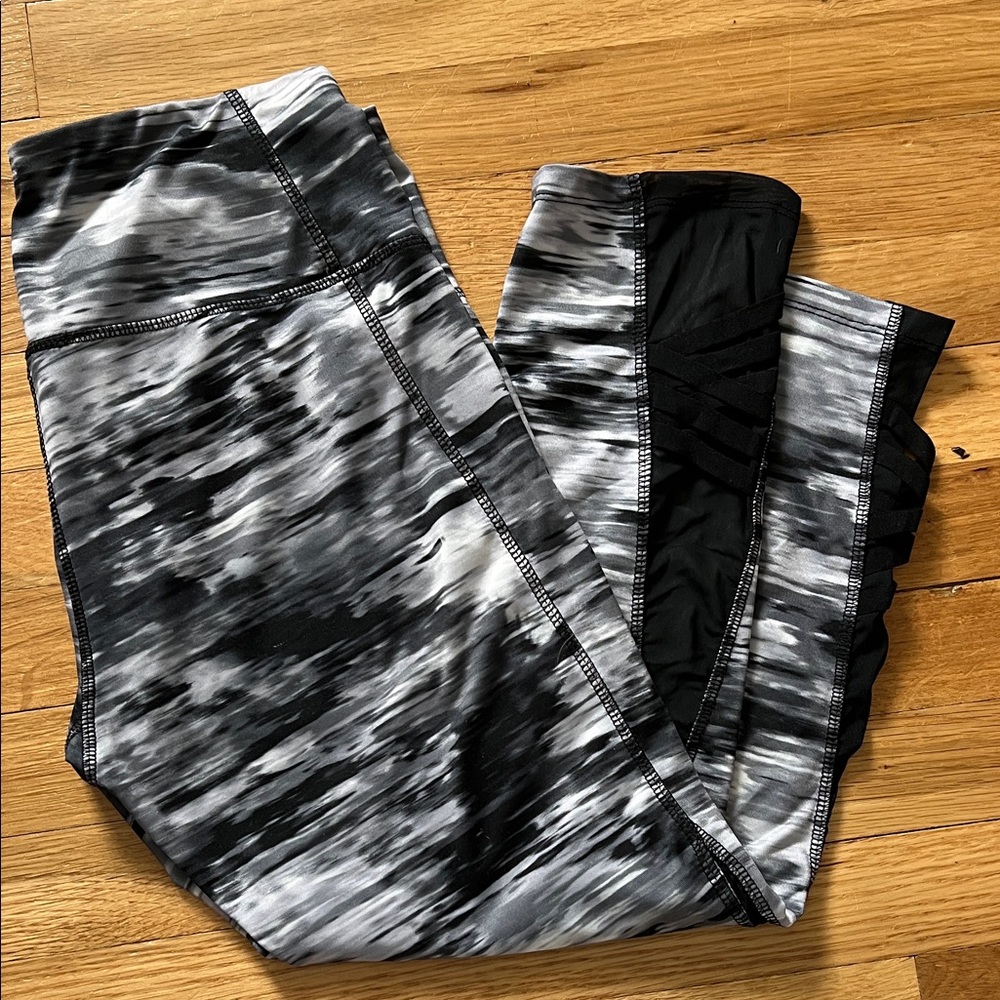 RBX Black and Gray Abstract Active Capri Leggings with Side Ladder Detail